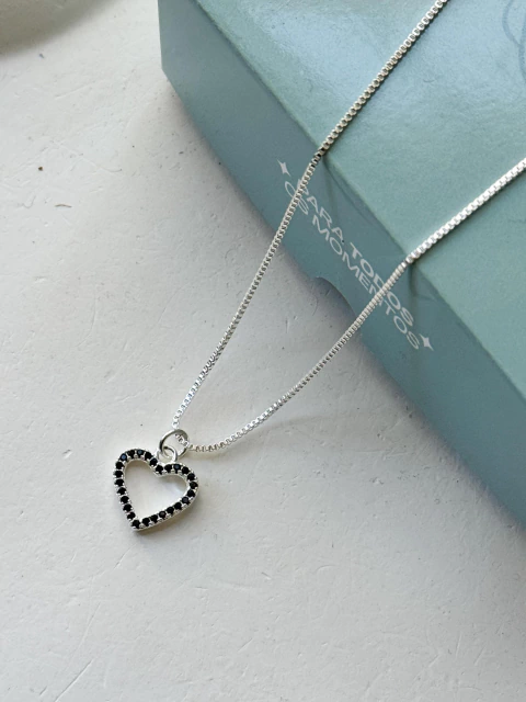 Colar Coração Vazado e Cravejado com Zircônias Pretas - comprar online