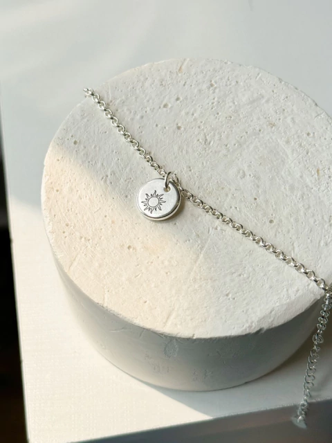 Pulseira Sol Personalizado à Laser com Inicial - no Banho de Prata (LEIA A DESCRIÇÃO)