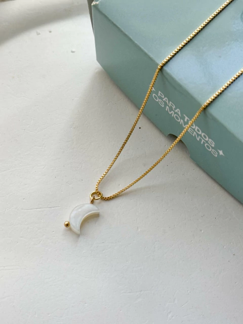 Colar Lua em Madrepérola no Banho de Ouro - comprar online