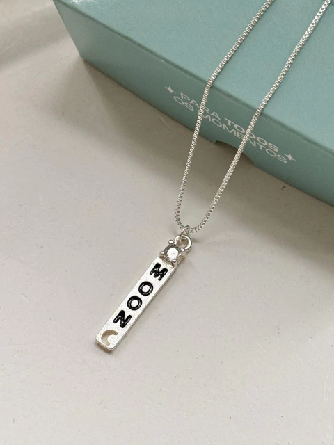 Colar Plaquinha “Moon” Lua Vazada e Pontinho de Luz - comprar online