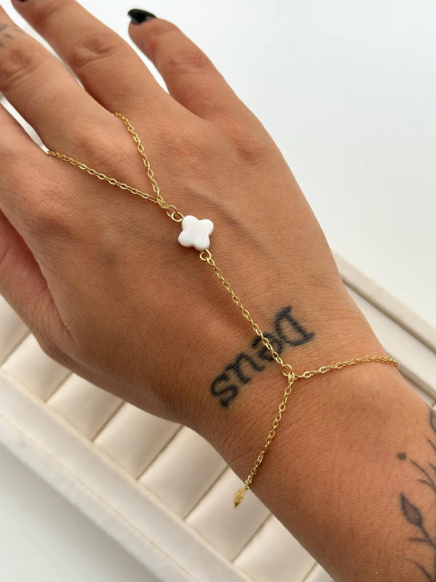 Pulseira Hand Chain Trevinho Banho de Ouro - comprar online