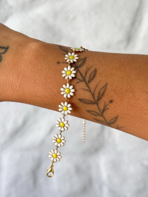 Pulseira Margaridas Resinadas no Banho de Ouro - comprar online
