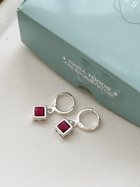 Argolinha Tranqueta Ponto de Luz Quadrado Pedra Vinho - comprar online