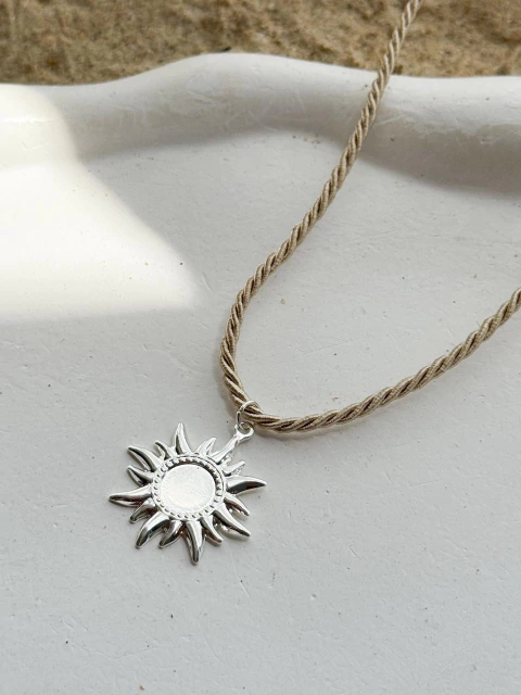 Colar Curto Sol Espelhado na Cordinha Torcida - comprar online
