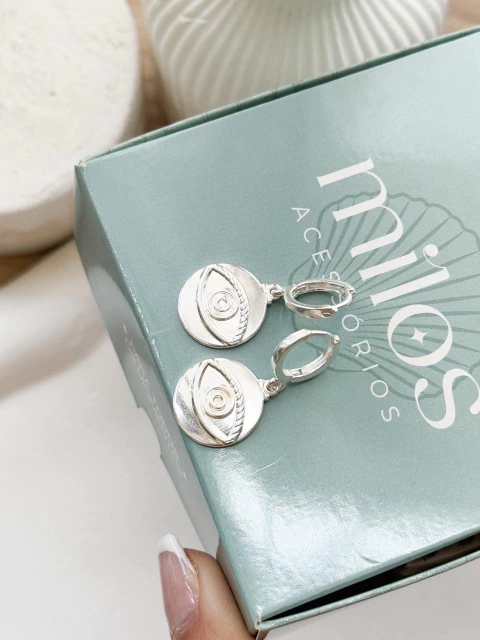 Argola Tranqueta Medalha Olho Grego - comprar online