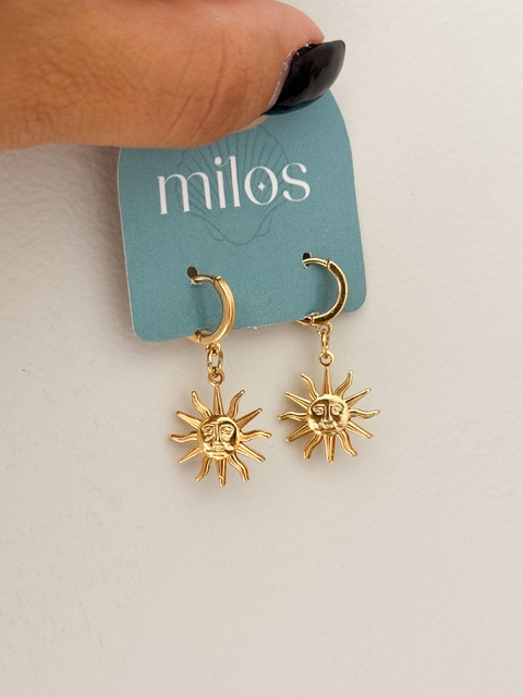 Argola Tranqueta Sol Místico Abaulado no Banho de Ouro - comprar online