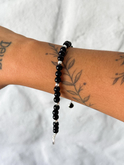 Pulseira Esferas Pretas com Detalhe Ponto de Luz Preto Penduradinho - comprar online