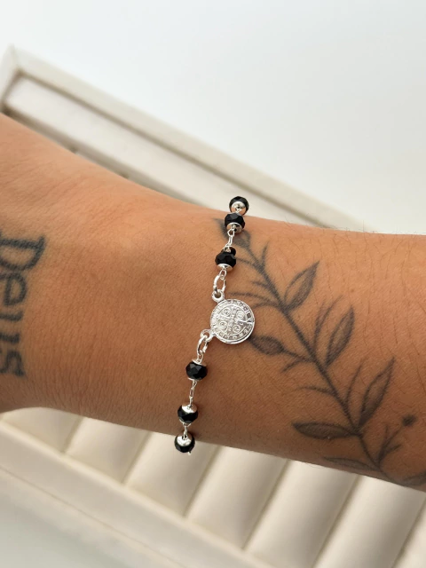 Pulseira Medalha São Bento e Pedrinhas Pretas - comprar online