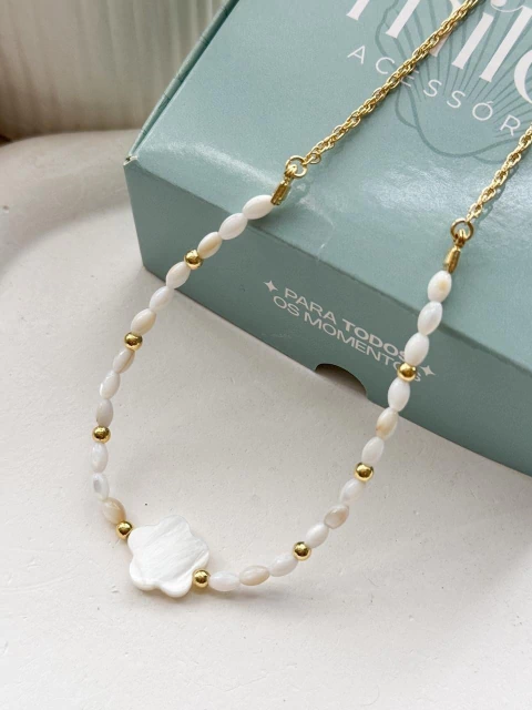 Choker Perolada Flor em Madrepérola no Banho de Ouro - comprar online