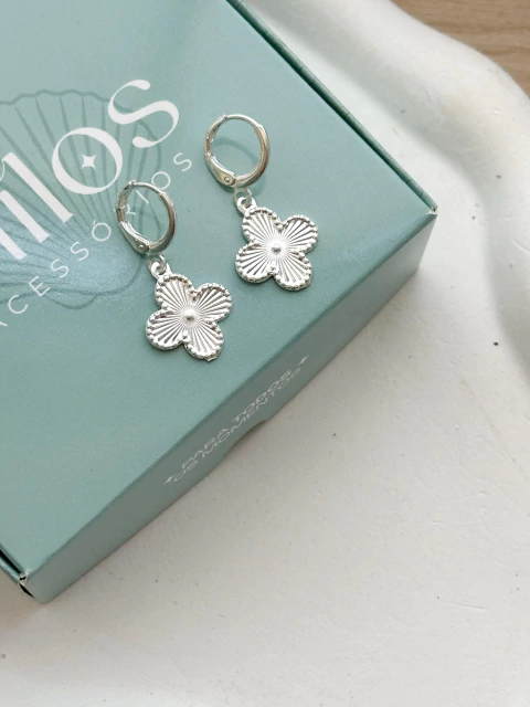 Argolinha Tranqueta Trevo Prata - comprar online