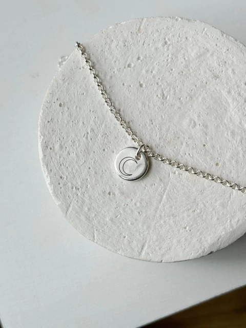 Pulseira Lua Personalizada à Laser com Inicial - no Banho de Prata (LEIA A DESCRIÇÃO)