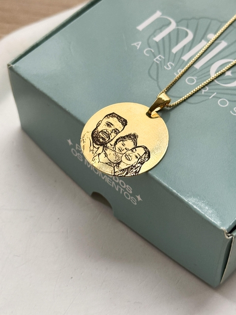 Colar Personalizado à Laser Medalha G Redonda Banho de Ouro (LEIA A DESCRIÇÃO) - comprar online