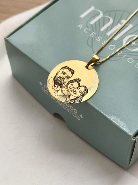 Colar Personalizado à Laser Medalha G Redonda Banho de Ouro (LEIA A DESCRIÇÃO) - comprar online