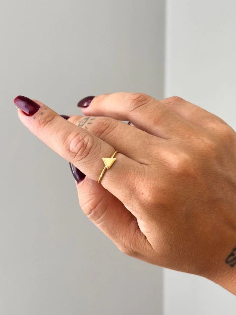 Anel Delicado Triângulo no Banho de Ouro - Regulável