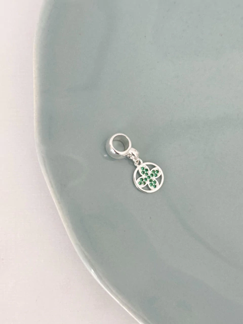 Berloque Trevo Cravejado com Zircônias Verdes - comprar online