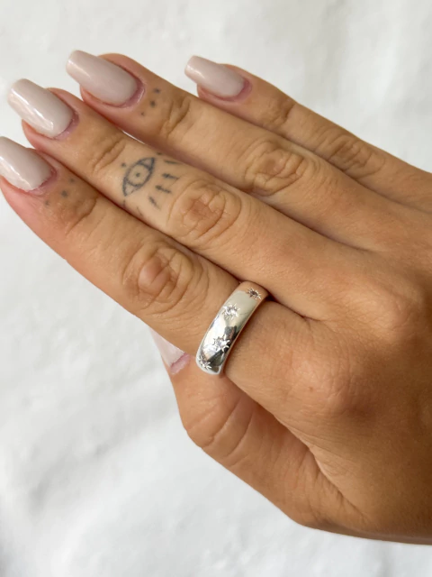 Anel abaulado Estrela com ponto cravejado em zircônia - comprar online