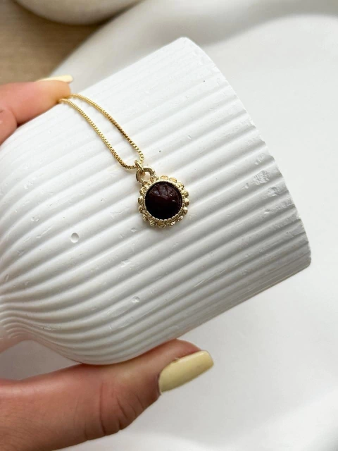 Colar Pedra Preta e Borda Desenhada no Banho de Ouro - comprar online