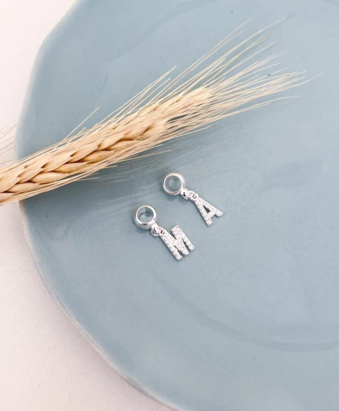 Berloque Inicial Cravejado