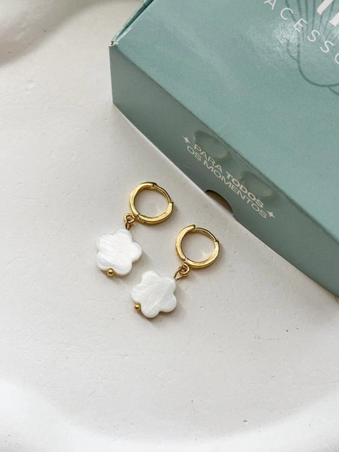 Argolinha Tranqueta Florzinha em Madrepérola no Banho de Ouro - comprar online