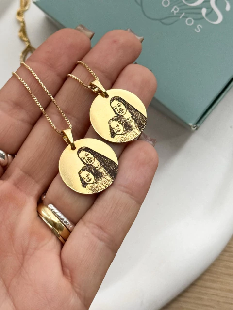 Combo 2 Colares Personalizados à Laser Medalha Redonda Banho de Ouro (LEIA A DESCRIÇÃO) - comprar online