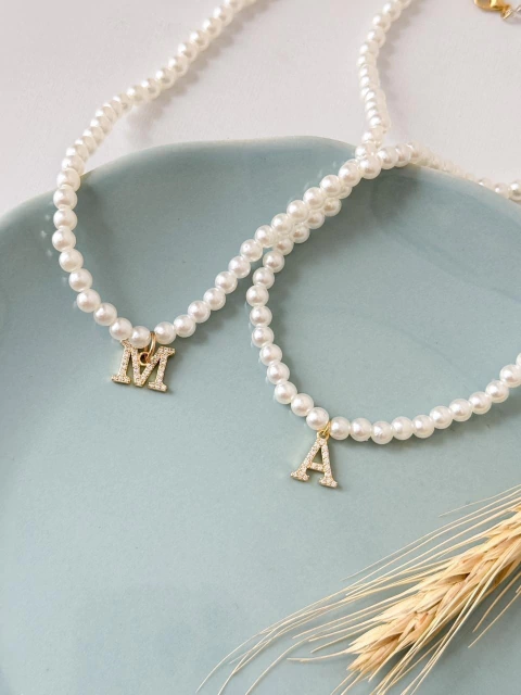 Colar Pérolas com Pingente Inicial Cravejada no Banho de Ouro