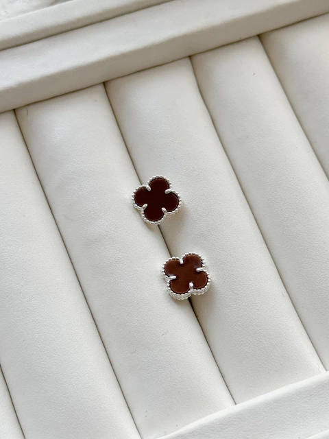 Brinco Trevo Marrom - comprar online