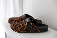 Imagen de PREVENTA Zueco Lena | Pelo Leopardo - Reservá los tuyos, recibilos a partir del 22.04