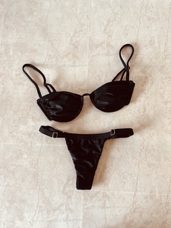 Conjunto Mykonos com calcinha sirena preto.