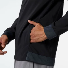 CAMPERA NEW BALANCE TENACITY STRETCH WOVEN NEGRO - Boya Deportes 