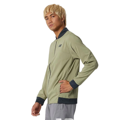 NEW BALANCE CAMPERA TENACITY STRETCH WOVEN VERDE en internet