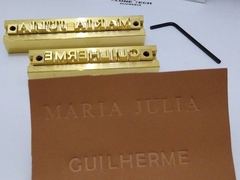 Alfabeto 75 peças (letras de 6 mm) 1 Base Simples 80mm (cabe de 12 a 14 letras) Segue a nossa sugestão de 75 peças 4 A, 4 E, 4 I, 4 O, 3 U 2B,2C,2D,2F,2G,2H,2J,1K,2L,2M,3N,2P,2Q,3R,2S,2T,2V,1W,1X,2Y,1Z, 10 números 0123456789 1 Ponto Final 1 @ 1 & 1 # 1 Coração Caso queria montar de outra forma é só colocar em observações ou enviar no whatsapp qual as peças escolhidas PRAZO DE FABRICAÇÃO 2 A 4 DIAS ÚTEIS - comprar online