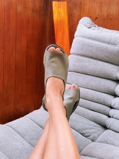 Sandália Clara verde gris na internet