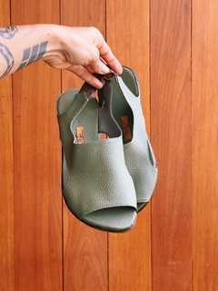 Sandália Clara verde gris - comprar online