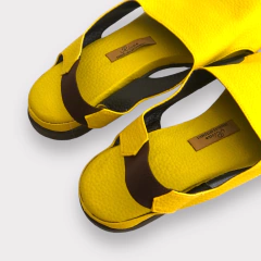 Sandália Clara amarelo na internet