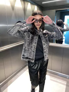 ART 101E CAMPERA DE GABARDINA ELASTIZADA CON MULTITACHAS DE ESTRELLAS - Rock & Stories