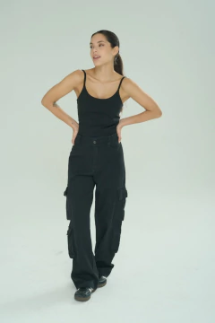 ART 2572 CARGO DE GABARDINA CON BOLSILLOS NEGRO en internet