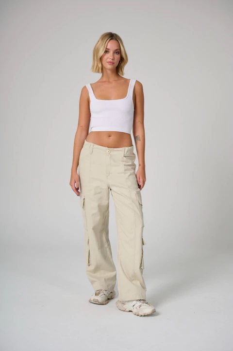 ART 2572 CARGO DE GABARDINA CON BOLSILLOS CRUDO