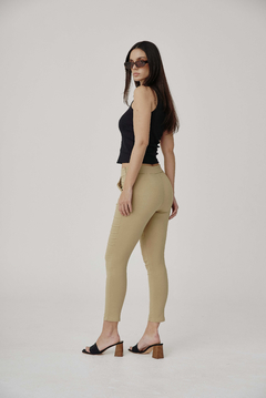 PANTALON CON CIERRE LATERAL BEIGE - comprar online