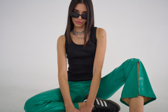 CALZA CON TAJO CUERINA VERDE en internet