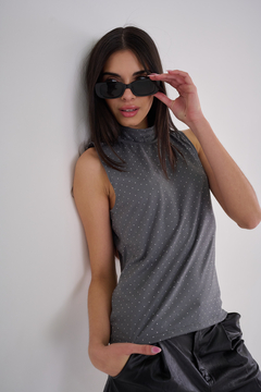 ART 2587 MUSCULOSA MEDIA POLERA GAMUZA MULTITACHITAS GRIS en internet