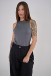 ART 2588 MUSCULOSA GAMUZA MULTITACHITAS GRIS