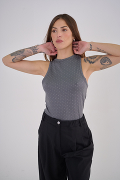 ART 2588 MUSCULOSA GAMUZA MULTITACHITAS GRIS - comprar online