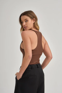 Imagen de ART 2841 BODY METALIZADO CUELLO V CAFE