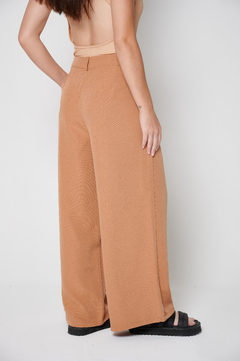 Pantalon sastrero ancho con pinzas camel en internet