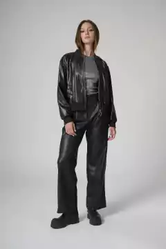 ART 2555 PANTALON PALAZZO ECO CON PINZAS ENGOMADO NEGRO CON BOTON Y CIERRE - Rock & Stories