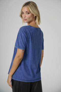 ART 2484 REMERA REBEL LAVADA AZUL - comprar online