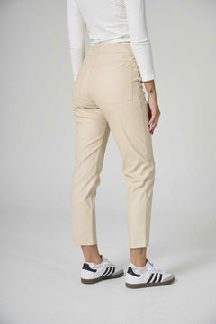 PANTALON CHUPIN ECO CUERO BEIGE en internet