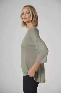 ART 2545T REMERA C/TACHITAS DE CREPPE CUELLO V MANGA 3/4 VERDE - comprar online