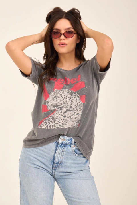 ART 2483 REMERA REBEL LAVADA CON TACHAS GRIS - comprar online