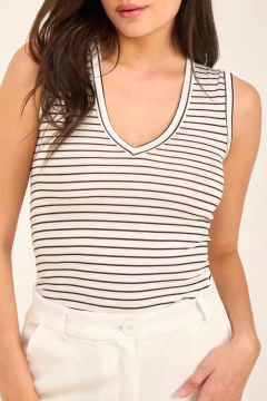 ART 2814 MUSCULOSA RAYADA CUELLO V BLANCO en internet